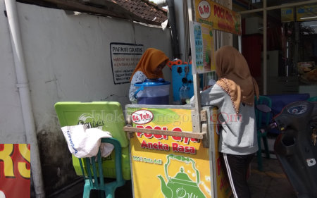 Tekun, Sambil Kuliah Mahasiswi ini Miliki 2 Lapak Teh Poci